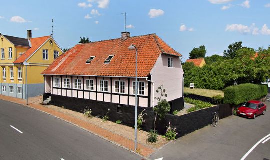 Stor ejendom midt i Svaneke