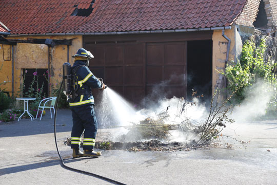Brandfolk p� havearbejde