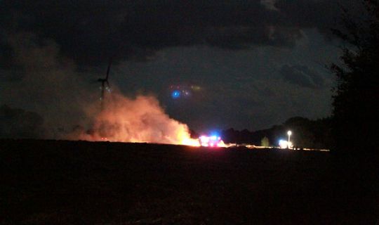 Brand i halm p� mark