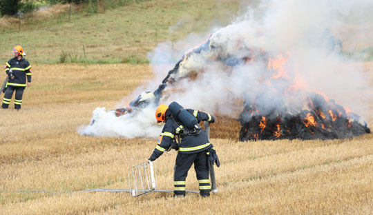 Lyn ant�ndte halmstak