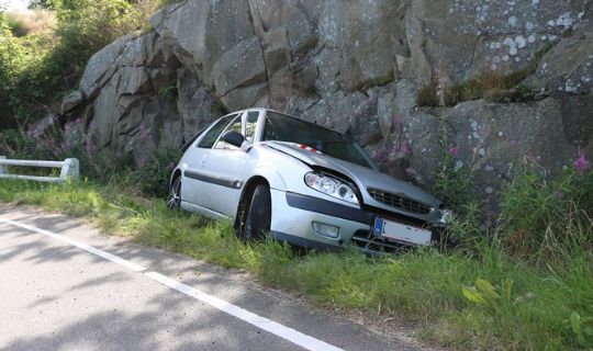 Bil k�rte ind i klippeside