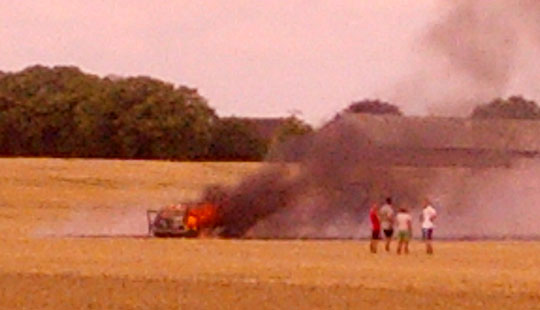 Bil br�d i brand p� mark