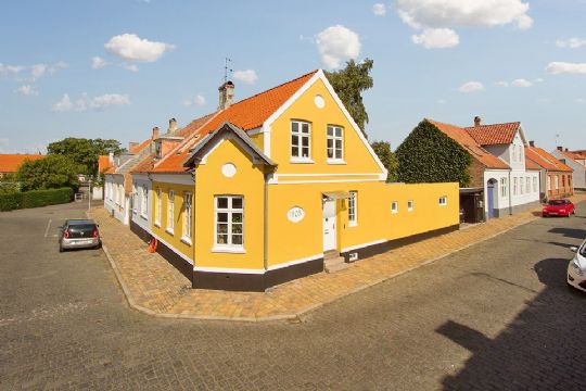 Byhus i R�nne med carport