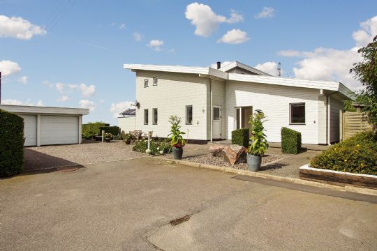 Arkitekttegnet villa i Nyker