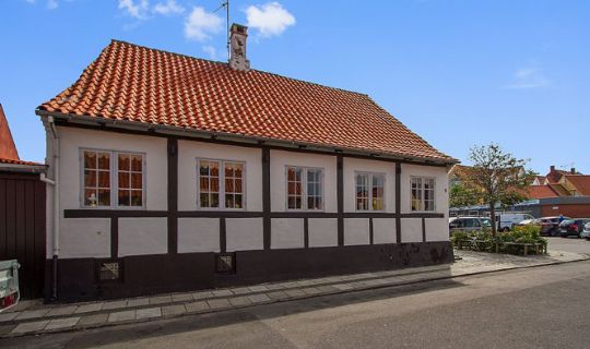 Hus med garage midt i R�nne