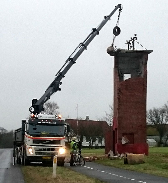 Gammelt elt�rn rives ned