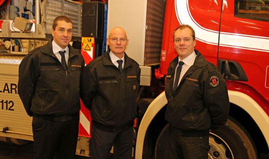 Brandfolk venter p� hoffet