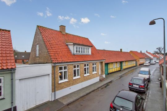 Rummelig villa i Nex�