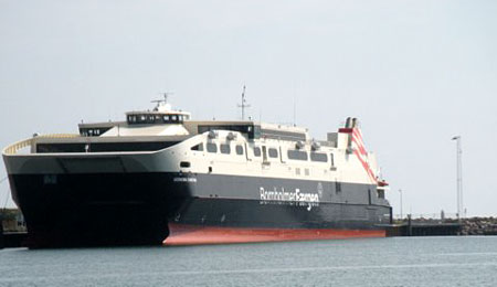 Bl�st holder hurtigf�rge i havn