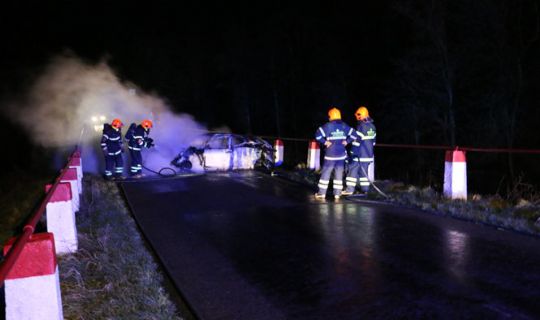 Bil v�ltede og br�ndte