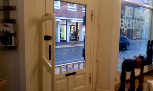 To anholdt for indbrud i t�jbutik