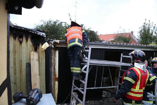 Brand i udhus og naboens garage i Nex�