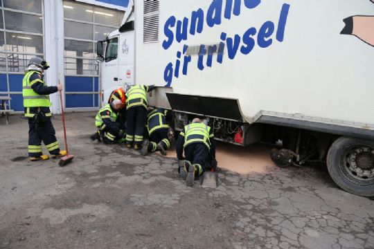 Olie spildt over 20 kilometer vejstr�kning