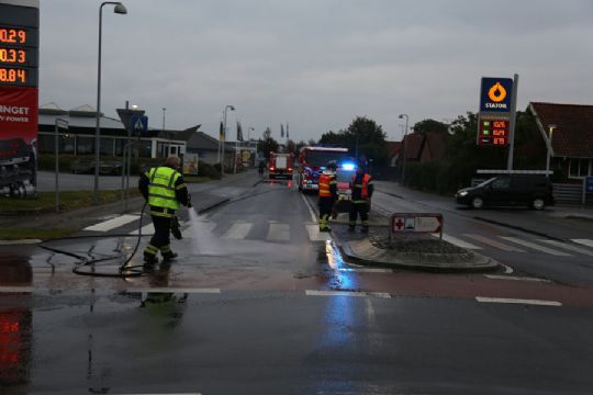 Stor oprydning efter oliespild fra lastbil