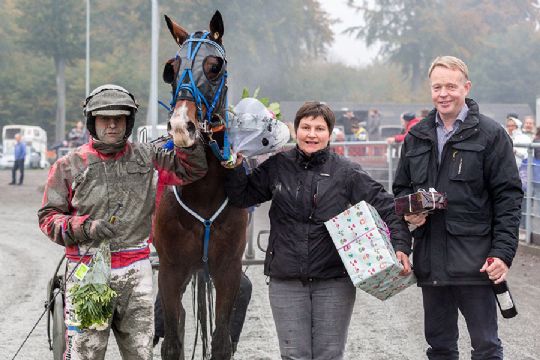 Tidligere banedirekt�r hylder John Gommans