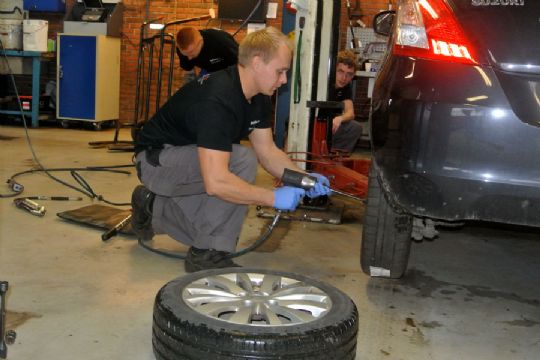 Bilhuset tilbyder hjulskift