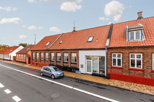 Stort byhus med lokale til forretning