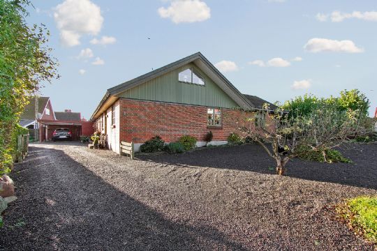 Hus i Aarsdale med havkig