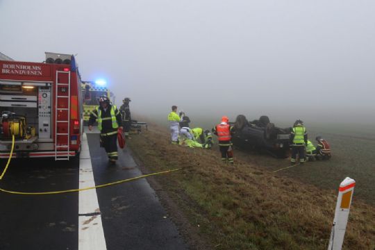 Kvindelig bilist i solouheld ved Aakirkeby