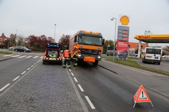 Lastbil spildte olie i R�nne