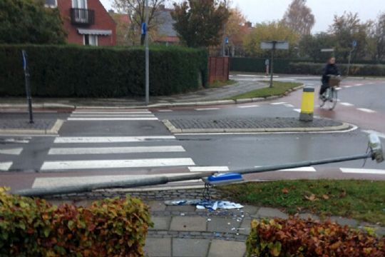 Lastbil v�ltede lygtep�l i rundk�rsel