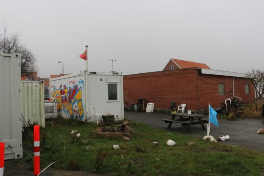 Stak mand i ansigtet med knust flaske