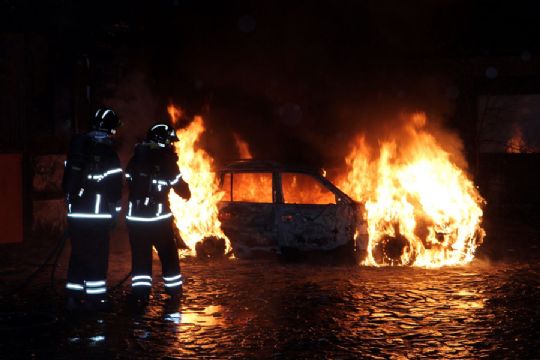 Voldsom bilbrand ved MC-klub i R�nne