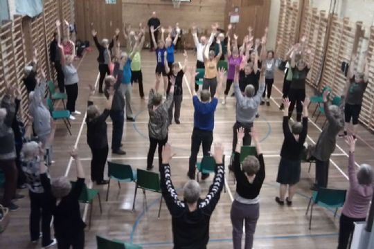 Gymnaster og folkedansere i julehopla