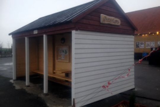 Borgere har bygget ventehus i �sterlars