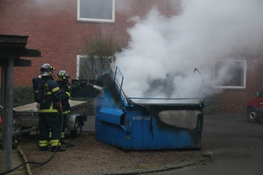 Brand i container ved skole