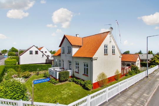 Stor villa med v�rksted i �stermarie