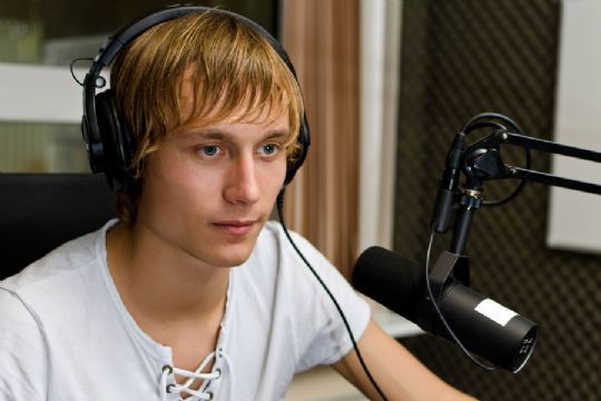 Gymnasieelever laver radio om tabuemner