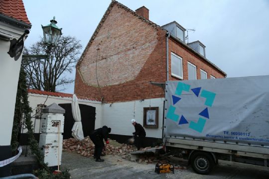 Mur v�ltede i Snellemark i R�nne