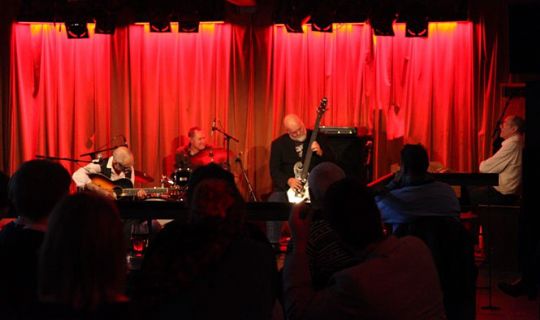 Paul Banks og trioen begejstrede