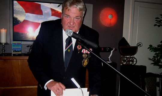 Sk�rper st�tten til �ens forsvar