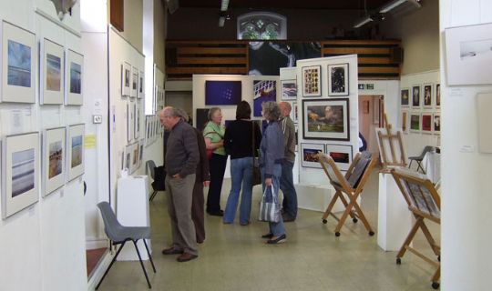 Kunstnere udstiller i England