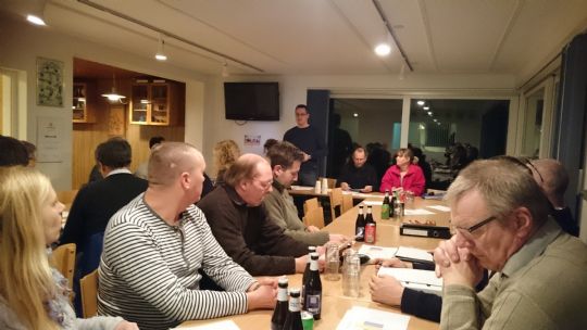 Boldklub vil k�be skole