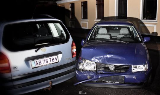 Flugtbil smadrede to biler i Hasle