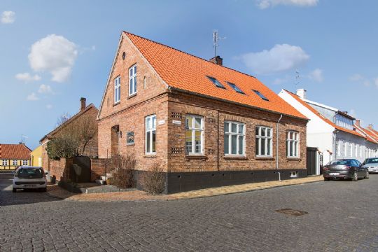 Smukt byhus midt i R�nne