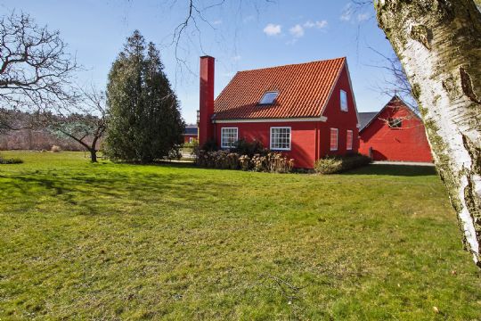 Landsted med skov n�r R�nne