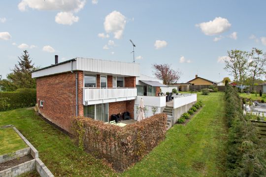 Familievilla i Hasle i forskudt plan