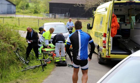 Cykelrytter og bil i trafikuheld ved �sterlars