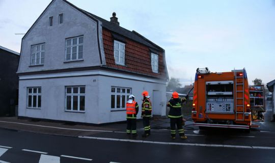 Hus skadet i brand i Klemensker