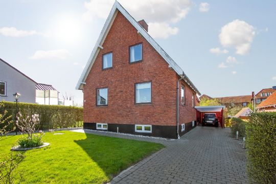 Stor solid villa i R�nne