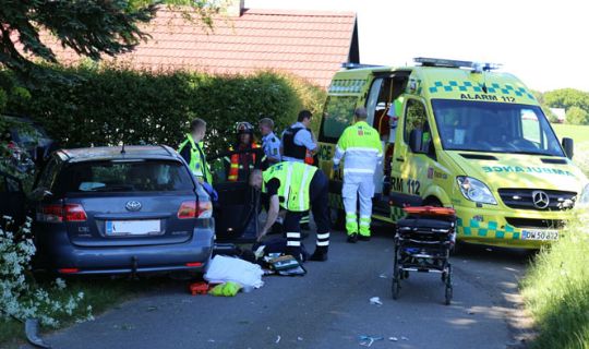 To skadet i alvorligt trafikuheld ved Aakirkeby