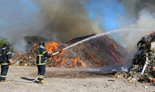 Brand i tonsvis af affald hos Bofa i R�nne