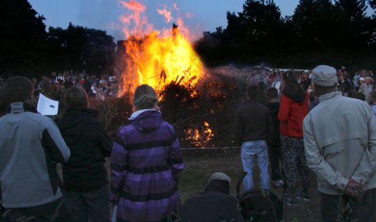 Sankt Hans-b�l p� travbanen