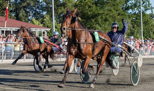 Flot tirsdagstrav med stort favoritfald