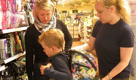 Taskespecialist hj�lper skoleb�rn