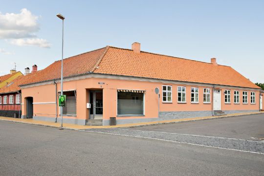 Stor ejendom med butik midt i Hasle